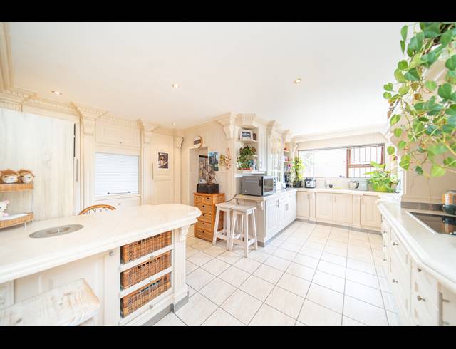 4 BEDROOM HOUSE FOR SALE IN BONZA BAY
